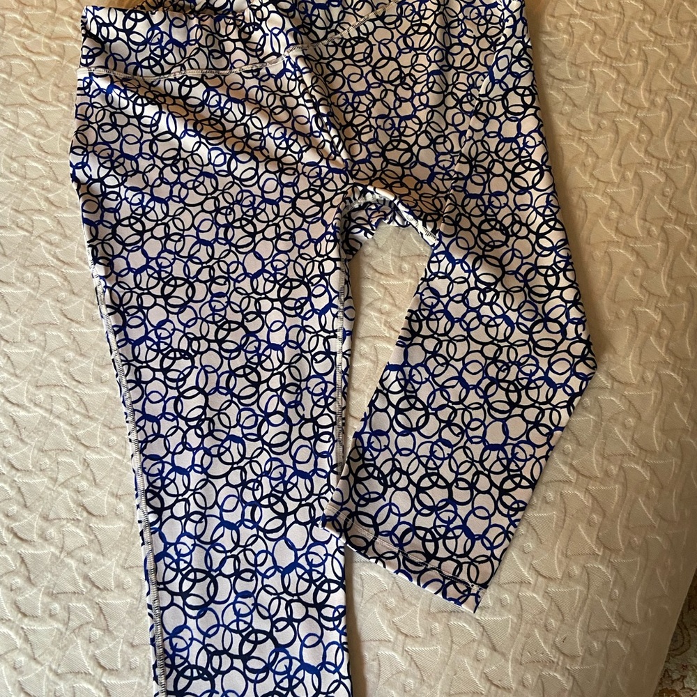 Zenergy mid-rise leggings by Chico’s in white and bright blue 💙